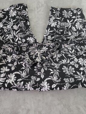 White Stag 20W Capri Pants Black White Floral Belted Cotton Stretch FLO128XE